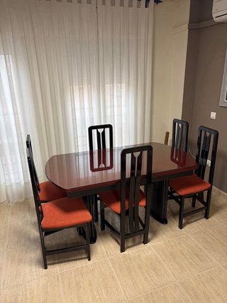 Mesa de comedor y sillas