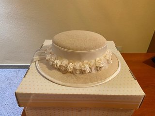Pamela infantil beige y blanco
