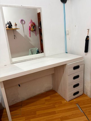 Tavolo da trucco con specchio e cassettiera