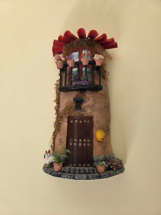 Dos tejas decoradas hechas a mano