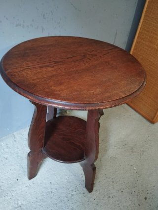 Mesita auxiliar madera maciza antigua