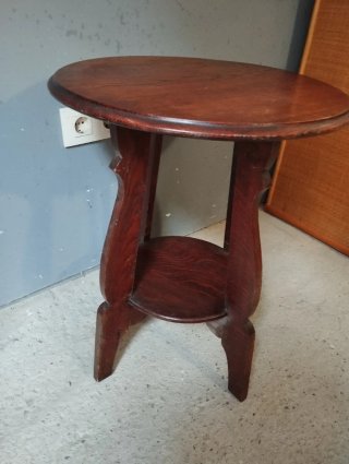 Mesita auxiliar madera maciza antigua