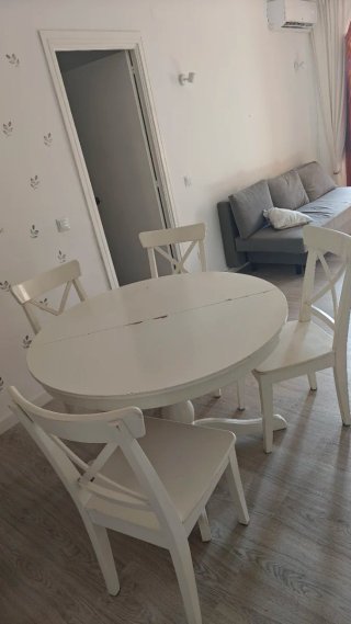 Mesa redonda blanca y 5 sillas
