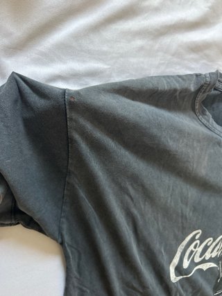 Camiseta Coca-Cola gris con pedrería