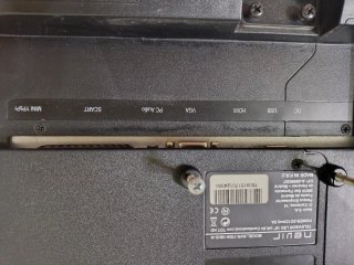 Televisor Nevir con mando a distancia y cargador.