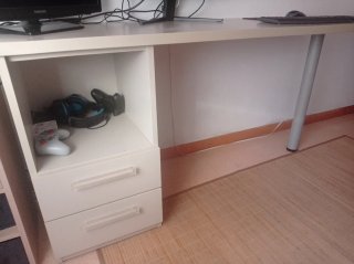 Escritorio con cajones y hueco