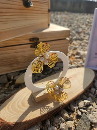 Pendientes dorados con perlas