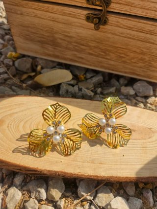 Pendientes dorados con perlas