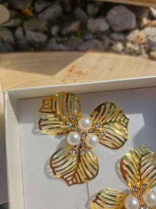 Pendientes dorados con perlas