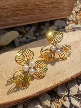 Pendientes dorados con perlas