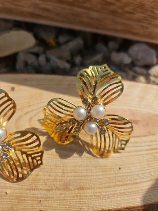Pendientes dorados con perlas