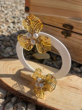 Pendientes dorados con perlas
