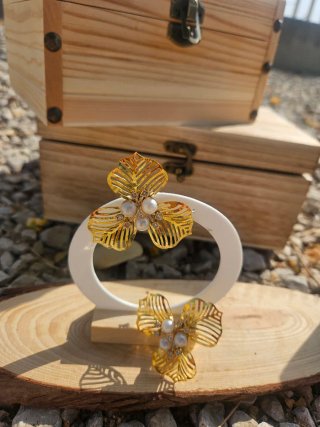 Pendientes dorados con perlas