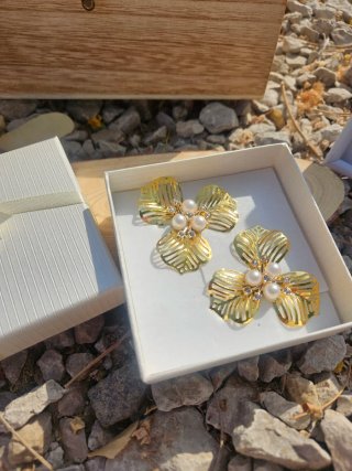 Pendientes dorados con perlas