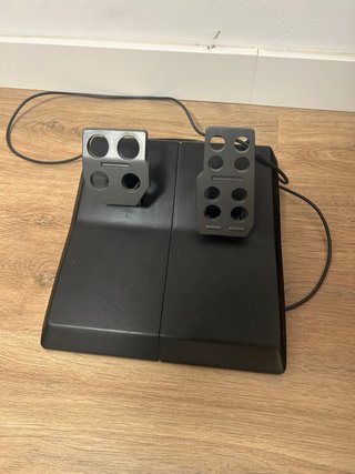 Volante Logitech con Pedales y soporte de mesa