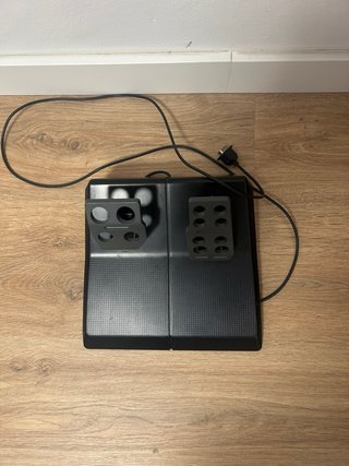Volante Logitech con Pedales y soporte de mesa