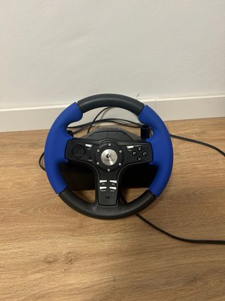 Volante Logitech con Pedales y soporte de mesa