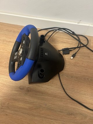 Volante Logitech con Pedales y soporte de mesa