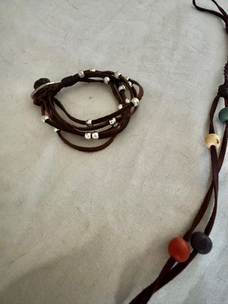 Pulsera y tobillera de cuero con cuentas