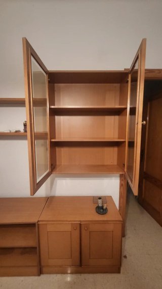 Mueble de salón de madera y cristal