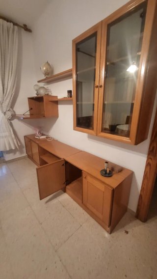 Mueble de salón de madera y cristal