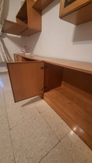Mueble de salón de madera y cristal