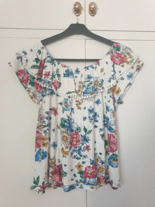 Blusa cuello barco volante floral