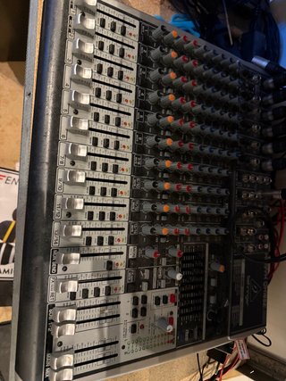 Mesa de Mezclas Behringer X1832USB