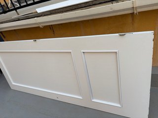 Puerta blanca con paneles
