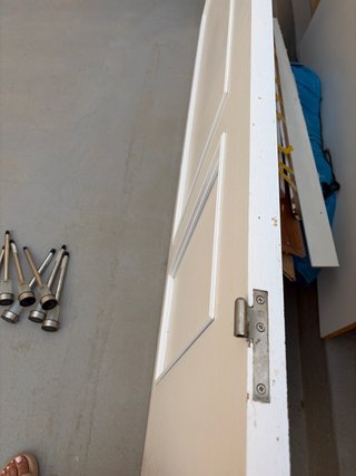 Puerta blanca con paneles
