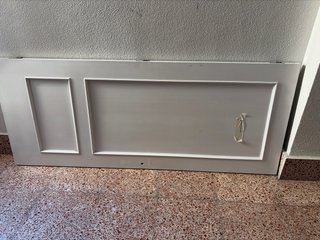 Puerta blanca con paneles
