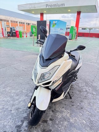 Riya T9 Scooter Moto Negra y Blanca