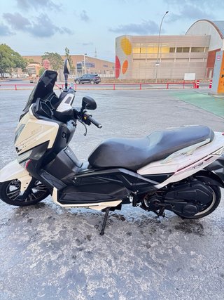 Riya T9 Scooter Moto Negra y Blanca