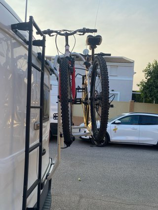 Portabicicletas Fiamma 2 Bicicletas. Con bicicleta