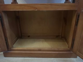 Mesa auxiliar de madera con puertas para TV