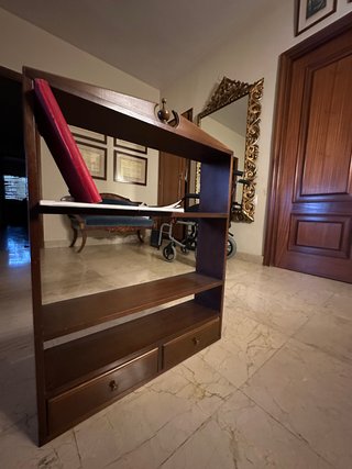 Estantería de madera con cajones