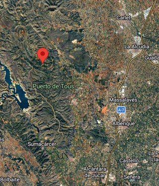 Terreno en paraje con caseta de obra