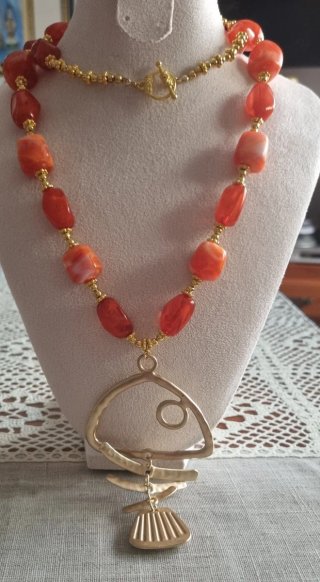 Collar largo pez dorado hecho a mano