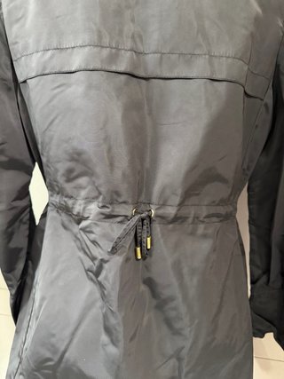 Abrigo negro con capucha
