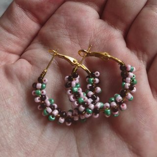 Pendientes de aro con cuentas de colores