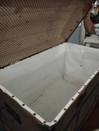 Baúl antiguo de madera y metal
