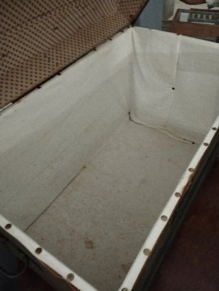 Baúl antiguo de madera y metal
