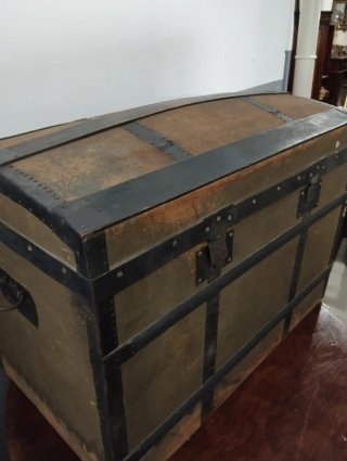 Baúl antiguo de madera y metal