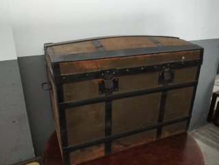Baúl antiguo de madera y metal