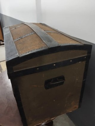 Baúl antiguo de madera y metal