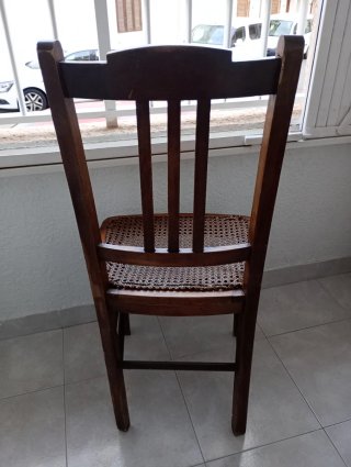 Silla antigua de madera y rejilla