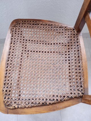 Silla antigua de madera y rejilla