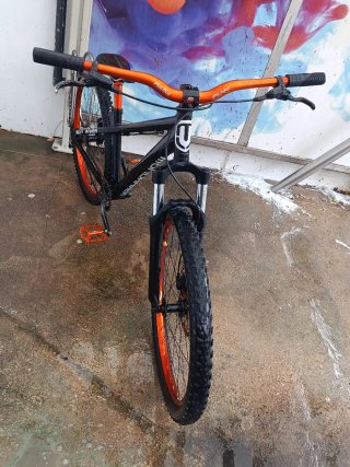 Bicicleta de montaña Mondraker Negra y Naranja