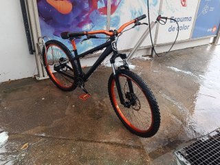 Bicicleta de montaña Mondraker Negra y Naranja