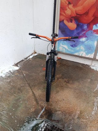 Bicicleta de montaña Mondraker Negra y Naranja